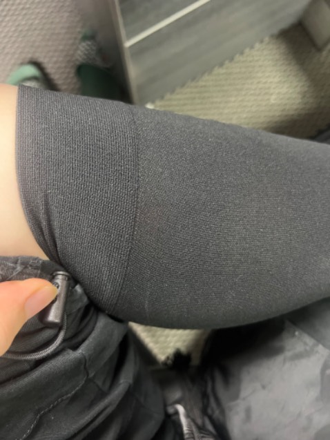 Mình đi tất rồi mới đọc hướng dẫn sử dụng, trong đó ghi hướng dẫn đi tất đúng cách :D. Tất đeo áp lực nha. Mình mua cho mẹ.