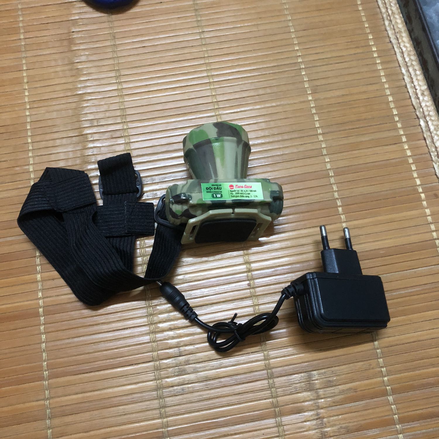 1. Thời gian giao hàng nhanh (trước dự kiến 1 ngày)
2. Hàng được đóng gói cẩn thận (bọc 2 lớp chống sốc)
3. Tuy nhiên vỏ hộp vẫn bị vỡ.
4. Combo full box 3 món: Đèn, Sạc, Dây đeo
5. Trên đèn, sạc có gắn tem