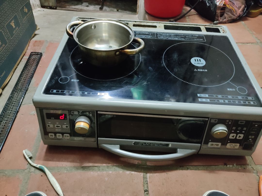 nồi dùng thích lắm ạ.dung tích lớn quay cả con gà cũng được.gà chín đều.dùng xong đễ rửa lại k bị bám dính thức ăn nên mua an