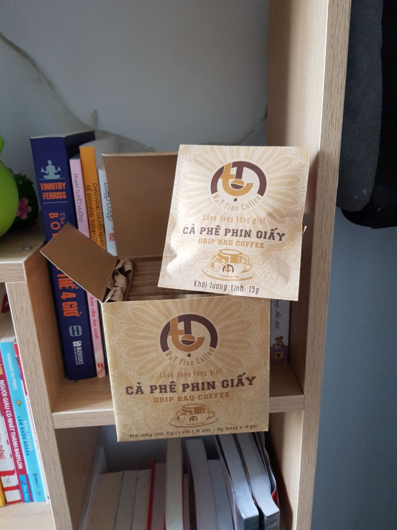 Mình giành ít thời gian đánh giá như sau:
+ Mình mua là để tặng sếp vì thấy mẫu mã nhìn nó có cảm giác mộc mạc của cafe và nhiều đánh giá thấy ok
+ Sếp mình người Nhật nên thích uống loại này lắm, 
+ Sếp khen cafe này màu nâu nhạt đúng gu của ổng rất hợp với điếu xì gà ống tre ổng hay hút nữa.(Công ty mình sản xuất xì gà)
Tiki giao nên mình rất yên tâm về chất lượng và đóng gói kỹ. Shop nên giữ đúng mùi vị này.
Cảm ơn Tiki và Shop.