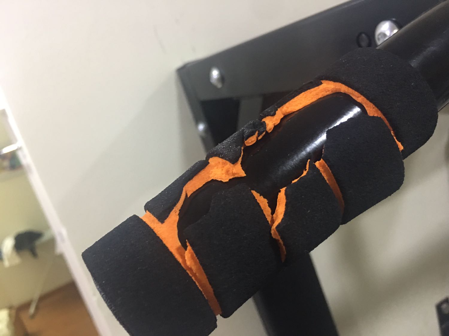 Chỗ nắm tay rách khá nhiều :(( Chỗ nắm tay rách khá nhiều :((