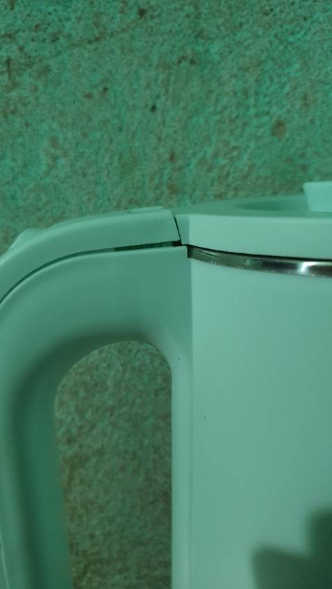 Hàng vận chuyển xa mà đóng gói quá sơ sài, chỉ có hộp giấy sản phẩm và nilon mỏng bao ngoài, k có lớp chống sốc. Nhận hàng bị móp hộp, làm bung cả nắp ấm. Mình lắp lại nhưng khi rót nước ra vẫn bị rơi ra. K rõ do bản thân ấm bị lỗi vậy hay do vận chuyển. Quá tệ cho trải nghiệm lần này