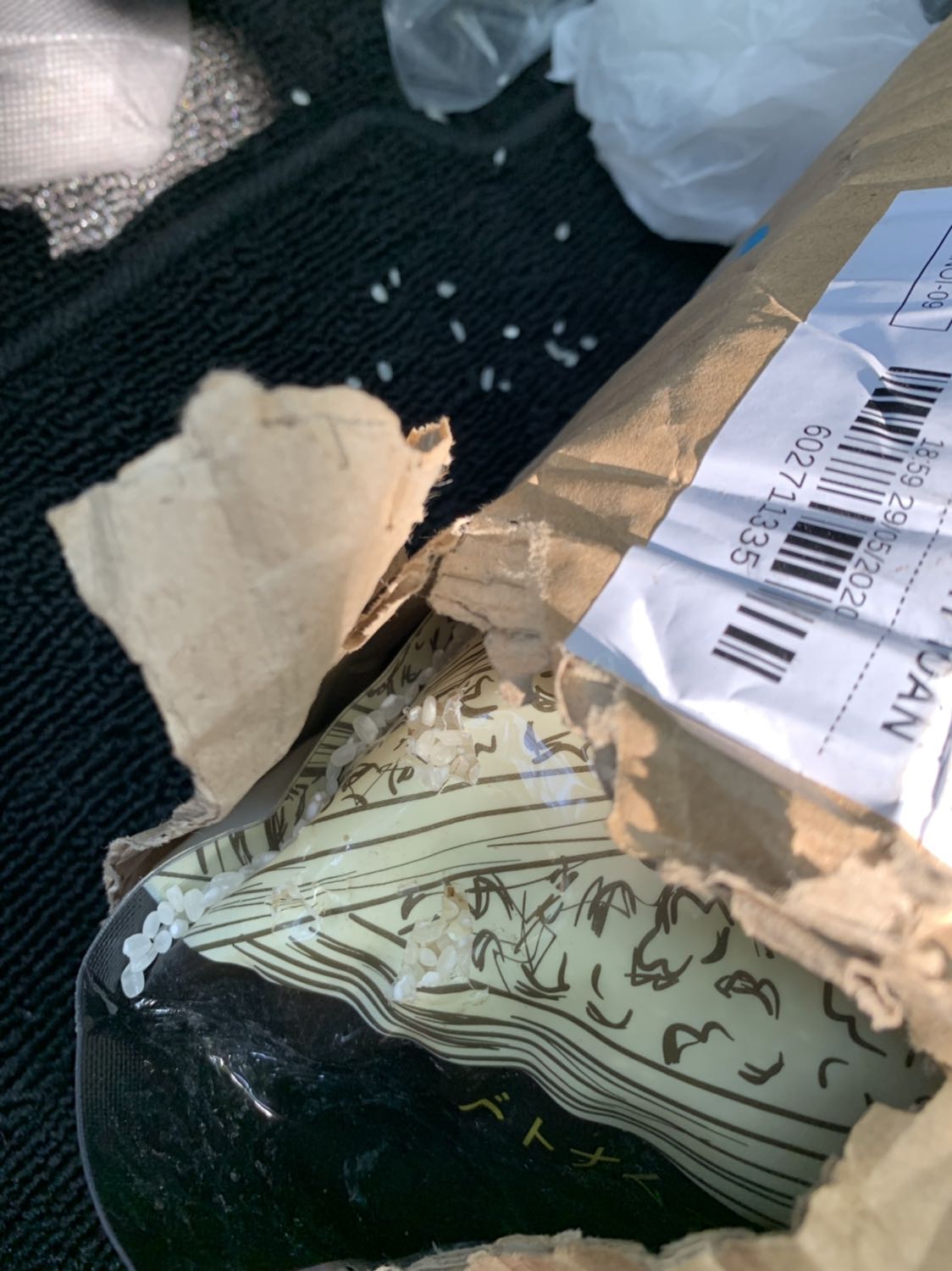 Giao hàng nhanh, trước hạn 1 ngày. Tiki yêu cầu số lượng tối thiểu phải mua là 3 túi, 15kg gạo không phải dễ vận chuyển. Tôi vừa nhận được hàng cách đây ít phút, cực kỳ thất vọng về cách đóng gói. Kiện hàng nhận được thì vỡ bung bét, khi tháo ra thì gạo rơi lả tả. Duy nhất một túi còn nguyên vẹn, 2 túi còn lại thủng khá nhiều, nhìn ko rõ chuột cắn hay do bị vật gì đâm vào làm thủng. 
   Chất lượng gạo tôi sẽ đánh giá sau.