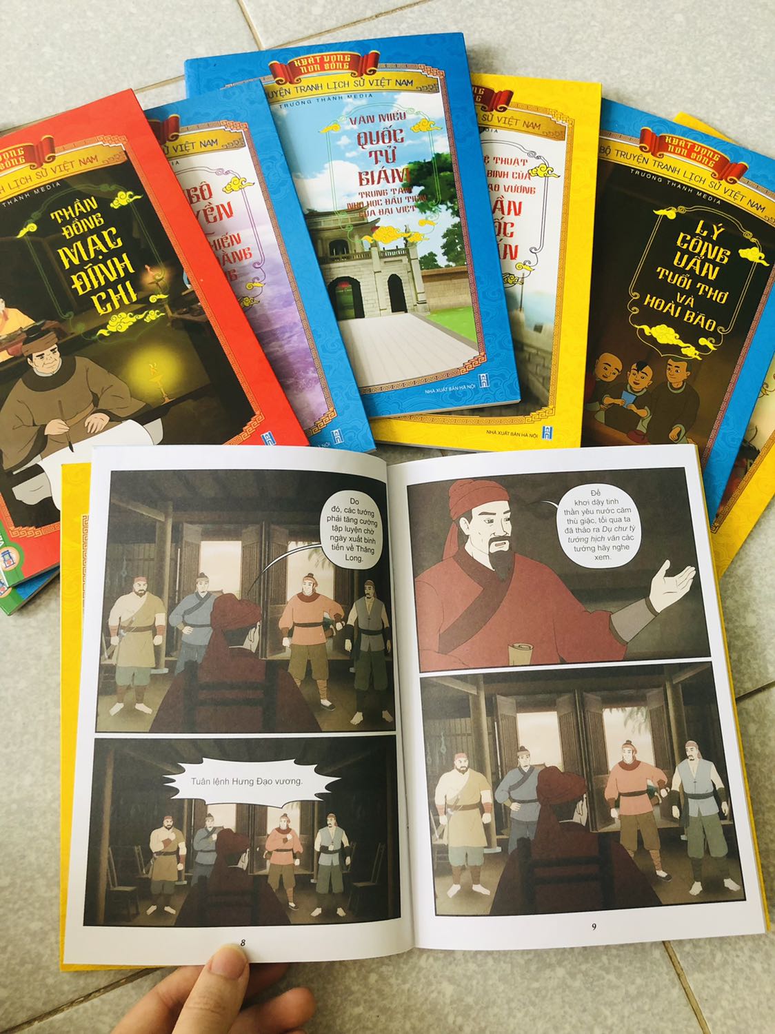 Lúc đặt hàng Tiki thong báo la giao ngày 29/10. Nhưng có khi tiki báo nhầm ko vì đến hôm nay la 6/10 mình mới nhận dc sách. 
Mới nhận hộp sách thì bị rách hộp roi. Chắc trong quá trinh vận chuyển bị rách. May là ben trong còn 1lớp nilon nên sách ko sao

Sách rất đẹp. Bé rất thich. Bìa dày dặn, giấy in va màu sắc nét. Hi vong các bạn nhỏ sẽ thích đọc về lịch sử nước nhà qua bộ sách này