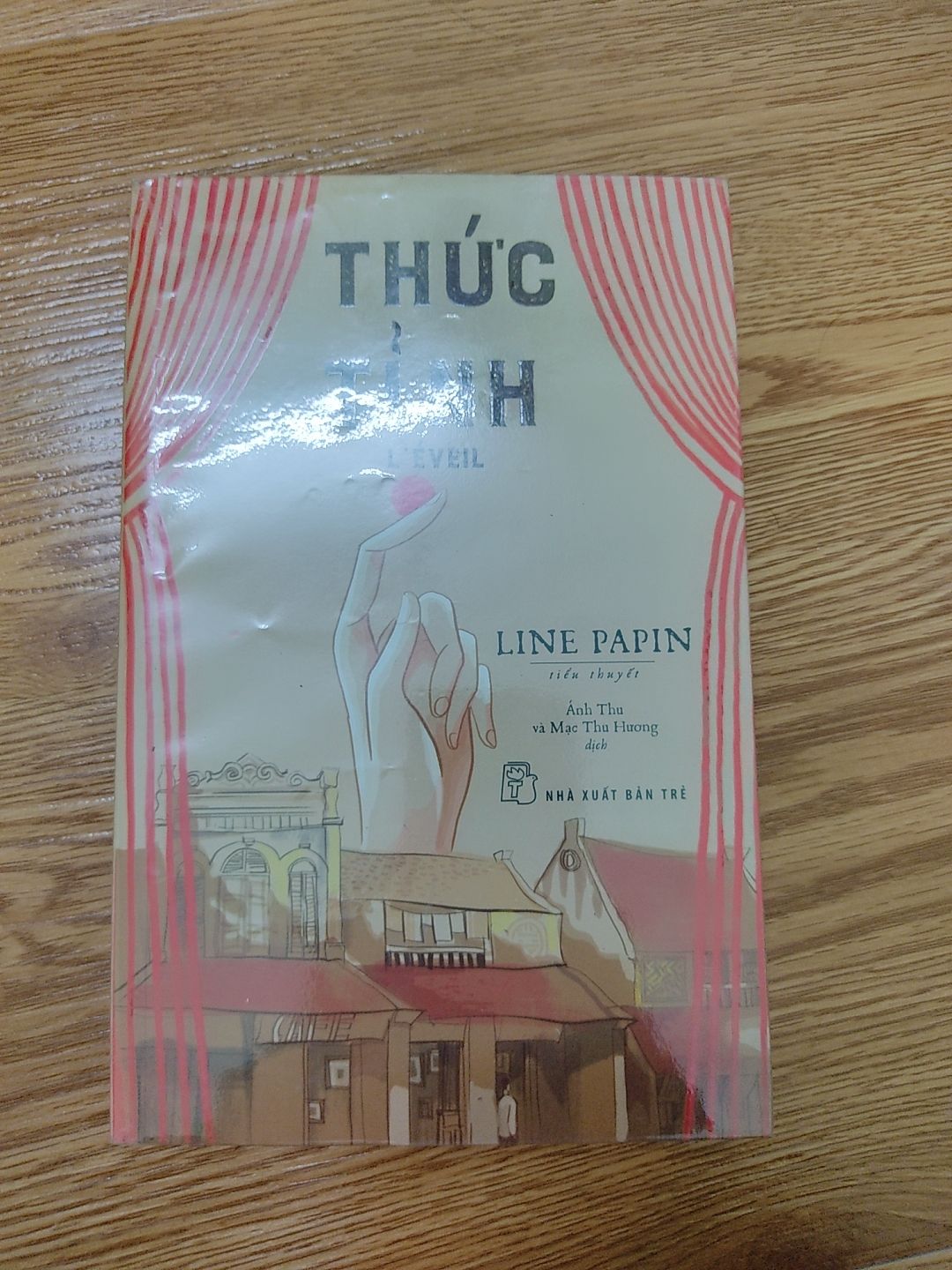 Sách được bọc bao kiếng nên sạch đẹp. Này là mình tự bao sách bằng giấy kiếng.