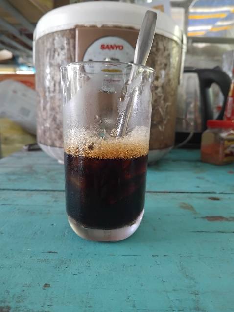 Thành phẩm là 1 ly cà phê màu đúng cánh gián, chất lỏng thanh mát cổ họng, cho thêm 5-10 ml đường thôi nhưng không bị đắng gắt, uống cà phê đá ngon nha, còn cà phê sữa thì cũng ngon luôn. Cà phê nguyên chất nó khác biệt thật sự. Nên mua nên mua.