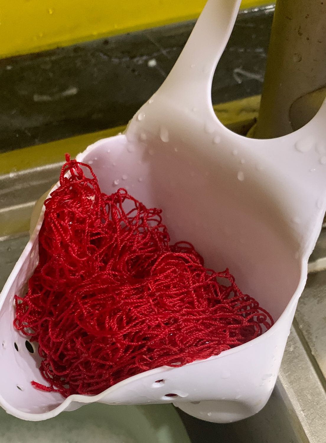 Hoàn thành đúng nhiệm vụ dc quảng cáo nhưng mà mùi nhựa hôi khủng khiếp =))) mình rửa 2-3 lần vs xà phòng rửa bát rồi chỉ đỡ dc 1 ít. Cứ rửa bát là ngửi dc mùi nhựa hôi.