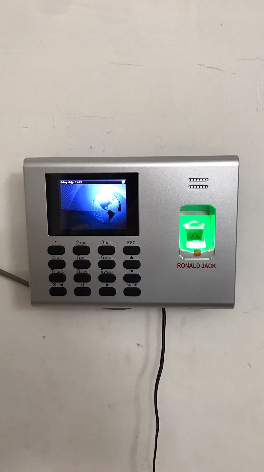 Mình không hiểu máy nhập khẩu = hàng fake là tiki đồng ý để cho bán hàng hay sao? Theo mình thấy máy không phải của hãng Ronald jack? Nhờ tiki hoặc nhà phân phối giải đáp giúp mình.