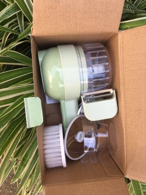 Màu xanh bơ rất xinh. Máy có hai lưỡi dao tương ứng với 2 chế độ thái và xay. Shop có tặng kèm dây sạc và cả sách hướng dẫn nữa. Sản phẩm bao gói kỹ càng, giao hàng nhanh