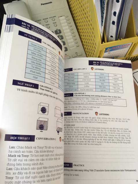 Sếp của mình đánh giá cuốn này rất cao, có cả tình huống thường nhật và giao lưu thương mại. Sách thiết kế theo bài học từng chủ để với ngữ pháp, thực hành nói và viết hoàn thành câu theo chủ đề từ cơ bản tới nâng cao. Giải thích chi tiết, phù hợp vs người nc ngoài bắt đầu học tiếng Việt. Có kèm CD nên việc học dễ ràng hơn. Khối lượng kiến thức phù hợp với trình độ người mới bắt đầu
Sách dày dặn chắc chắn, hình ảnh đẹp, bọc gói cẩn thận, giao hàng nhanh