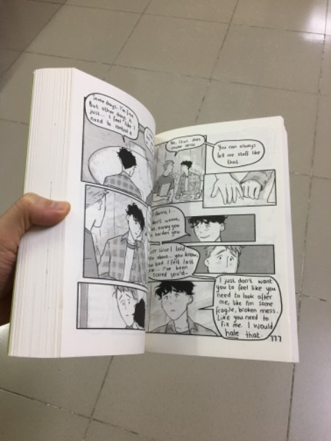 Sách dày, giấy cứng chắc chắn, nét vẽ đáng yêu đặc trưng của tác giả, nội dung một càng lúc càng dễ thương. Không hiểu sao tập này đọc cảm thấy dài và đã hơn 2 tập đầu dù độ giày tương đương. Tiếng Anh chuẩn và được viết tay nên nhìn càng đáng yêu, rất có ích cho việc học và rèn ngoại ngữ. Khuyết điểm nhỏ là không có kẹp sách, giấy vẫn còn thô ráp và thi thoảng còn mùi mực. Khác phim, đến tập này Tao mới biết mối quan hệ của 2 nam chính trong khi mọi thứ đã ngã ngũ ở mùa 1 của Netflix. Diễn biến nhẹ nhàng không cố tình phải làm quá các xung đột nên cá nhân mình thấy bản truyện tranh đáng yêu hơn. Dù sao cũng rất hóng tập này sẽ được chuyển thể thế nào trong mùa 2 tới của Netflix.