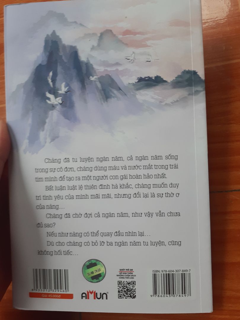 Uiiii ưng lắm íiiiiiii 😻
Giao hàng nhanh cực chưa đến 1 ngày đã nhận được nhaa :33
Chỉ hơi bị méo ở góc một tí với không có màng bọc sách hay sao ă nhưng khum sao :333
Rất tuỵt nha mn :333