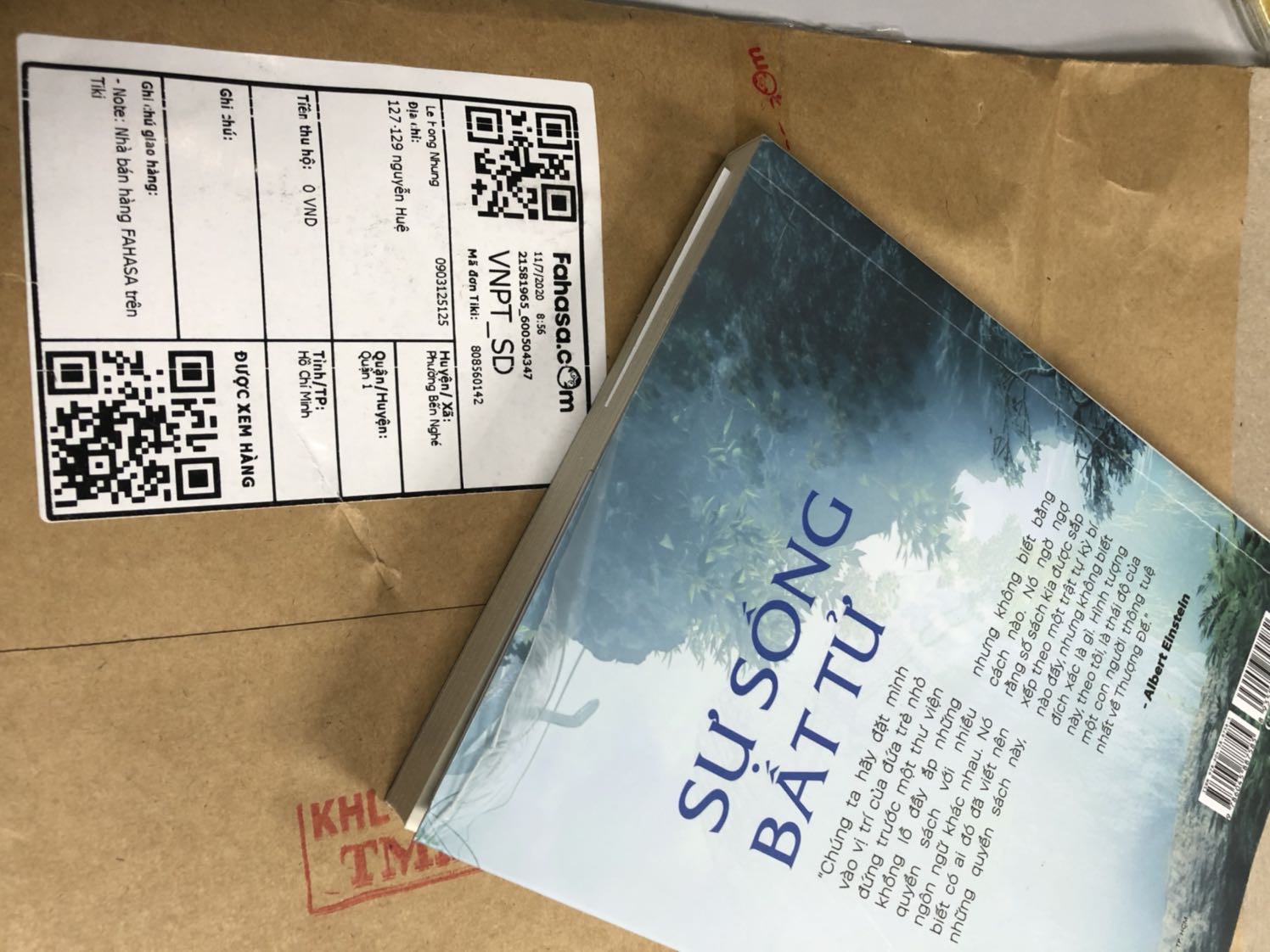 Nội dung xem được. Chỉ thắc mắc sao đợt này tiki lại giao hàng bằng bao bì của fahasa, mua cùng đơn hàng 5-6 quyền tất cả để được bọc sách và đóng gói tiki, riêng cuốn này chẳng những không được bọc mà lại còn bong tróc nhẹ bìa sách phần cán lụa nữa. Định bụng gửi trả lại nhưng lại thôi, hy vọng sẽ không bị lặp lại sau này.