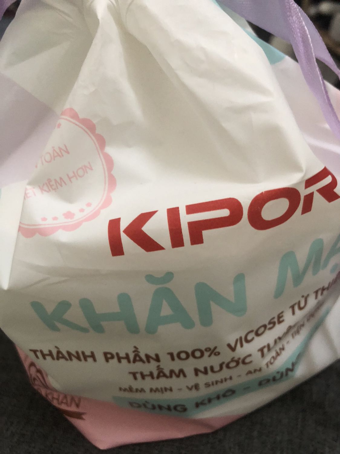 Shop chuẩn bị và giao hàng rất nhanh. Khăn mềm, không có xơ bụi vải, mình có cắt nhỏ làm bông tẩy trang vô cùng tiện lợi