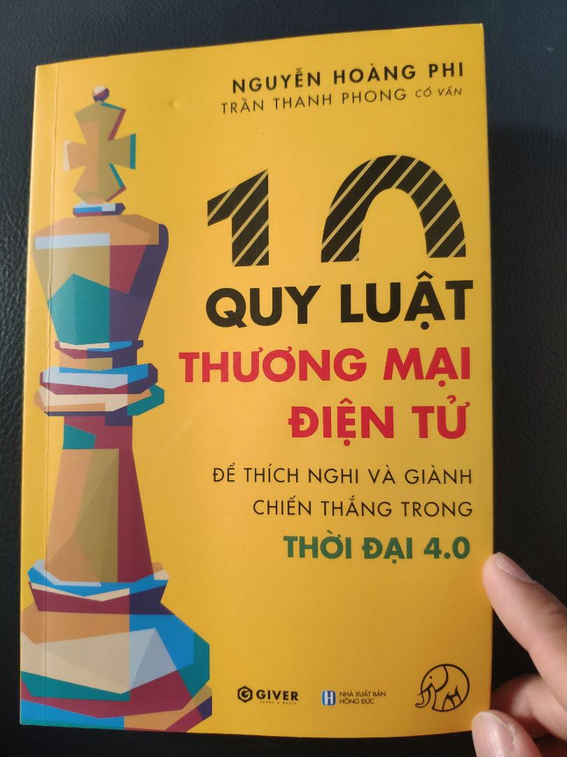 Đây là quyển thứ 2 tròn bộ sách Trên Lưng Khổng Tượng, mình đã đợi từ cuối tháng trước và rồi h cũng được cầm trên tay quyển sách 10 quy luật thương mại điện tử. Với cách viết dễ hiểu dựa vào những ví dụ thực tế quyển sách đã giúp mình hiểu thêm về những quy luật trên sàn TMĐT, những bước để đối đầu với những tập đoàn lớn... hóng 2 quyển sách tiếp theoo ☺️