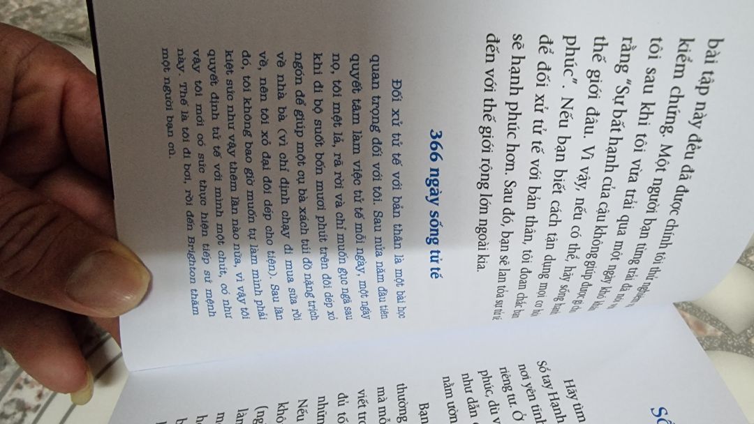 Tiki giao hàng nhanh, sách hay , đẹp, đáng đọc, cuốn sách nhỏ bàn về sự tử tế, mọi người nên mua đọc, thực hành để cuộc sống tốt đẹp hơn. :)