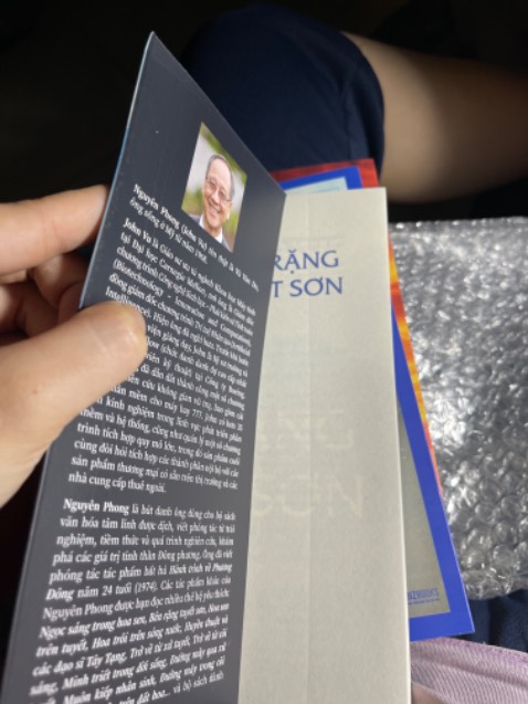 Sách tuy đã được bọc một lớp nilon ở ngoài rồi nhưng khi mở ra bìa bị trầy, bị sọc cả mặt trước và mặt sau, cạnh sách bị vênh hết . Trong khi những quyển khác mua chung, không bọc nilon mà vẫn không sao hết. Có cảm giác như bọc nilon là để che dấu vết xước vậy. Thêm nữa giá cả của sách, chất lượng giấy in, giấy bìa không tương xứng.