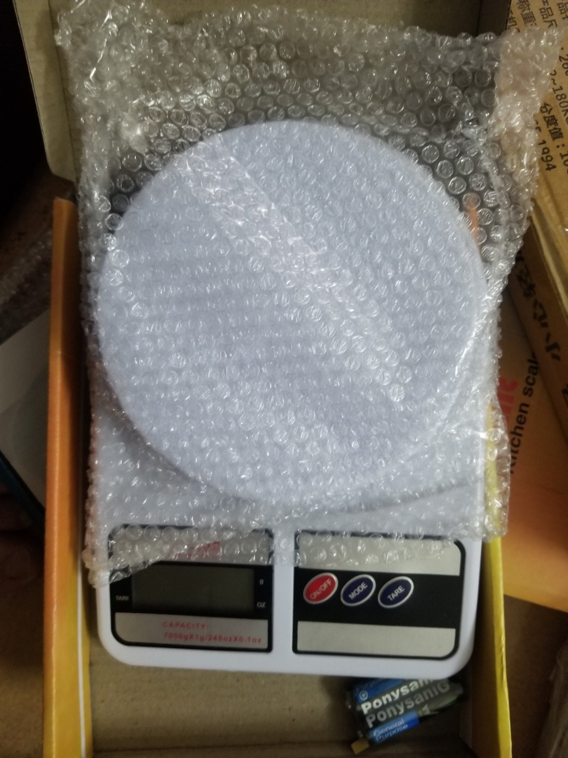 Do thường xuyên làm bánh nên mình cần có cân để có được tỷ lệ bột đường,... chính xác hơn
So sánh giữa các sàn thì Tiki có cao hơn tý nhưng được cái giao nhanh 2h nên mình ưu tiên chọn với mua ở Tiki thì yên tâm hơn
Tiki giao hàng cực kỳ nhanh
Mình về có *** thử cân này với cân ngoài *** thì có chên lệch 0,2 g
chắc cũng k ảnh hưởng nhiều lắm
với giá chưa tới 100k thì mình rất hài lòng 
hy vọng sẽ dùng được lâu Do thường xuyên làm bánh nên mình cần có cân để có được tỷ lệ bột đường,... chính xác hơn
So sánh giữa các sàn thì Tiki có cao hơn tý nhưng được cái giao nhanh 2h nên mình ưu tiên chọn với mua ở Tiki thì yên tâm hơn
Tiki giao hàng cực kỳ nhanh
Mình về có *** thử cân này với cân ngoài *** thì có chên lệch 0,2 g
chắc cũng k ảnh hưởng nhiều lắm
với giá chưa tới 100k thì mình rất hài lòng 
hy vọng sẽ dùng được lâu