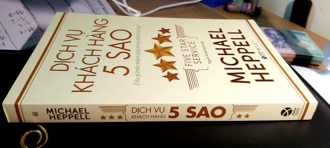 “ Nếu bạn muốn thay đổi hoàn toàn trải nghiệm khách hàng thì một dịch vụ chất lượng 5 sao là điểm khởi đầu cho bạn . Ngay cả khi bạn nghĩ mình đã chinh phục được khách hàng , Michael vẫn có thể giúp bạn trở nên tốt hơn nữa . Đây là một cuốn sách xuất sắc mà tất cả mọi người có thể thu hoạch được điều gì đó ! ” — Simon Perkins , Giám đốc Vận hành Countrywide Estate Agents
