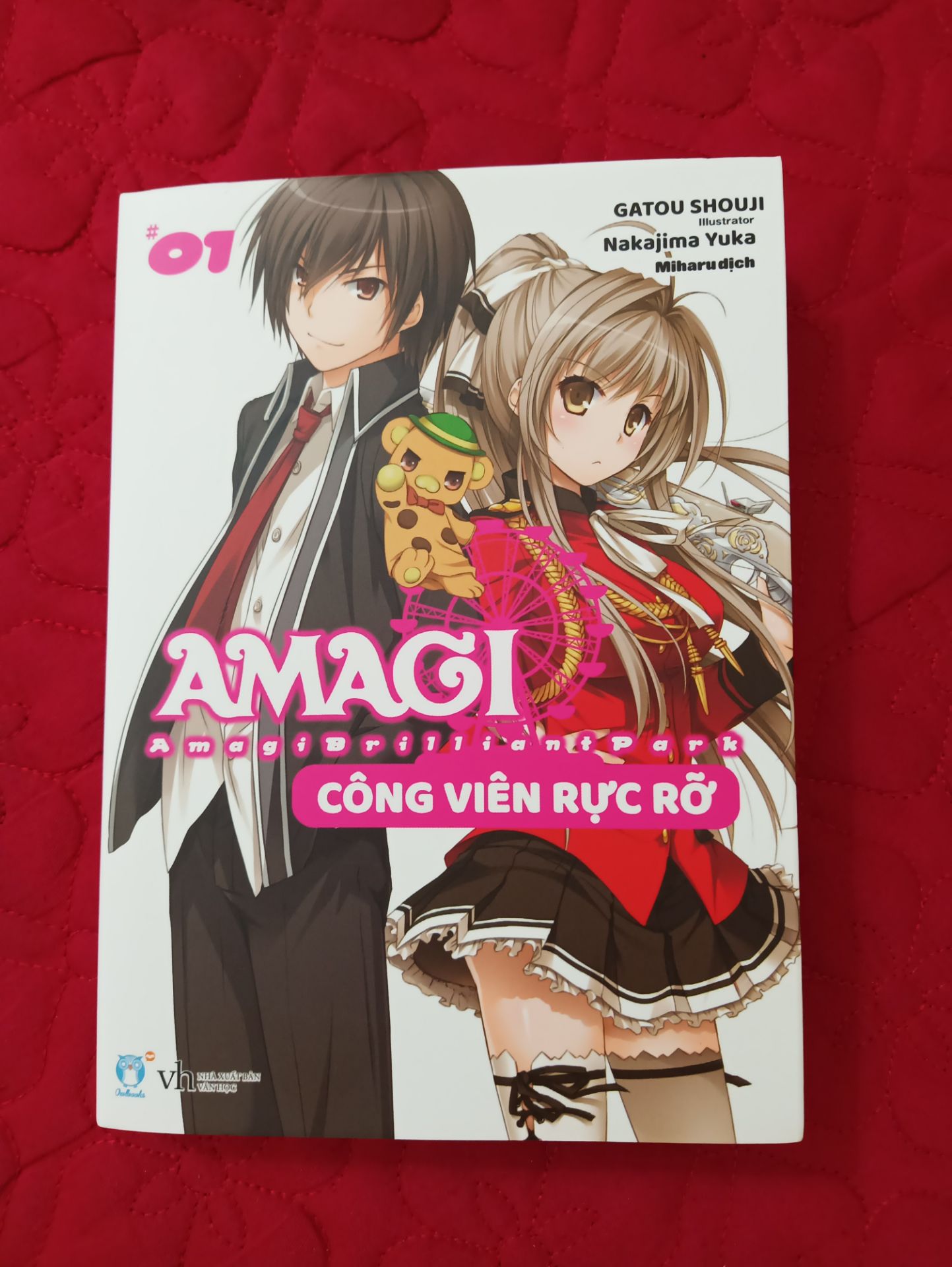 giao hàng nhanh quá luôn, dự kiến hơn một tuần mà hôm sau đến luôn. còn cái này chắc là lỗi nhà xuất bản nên mép bìa bị cong với có một vết bẩn giống như dính bùn vậy.