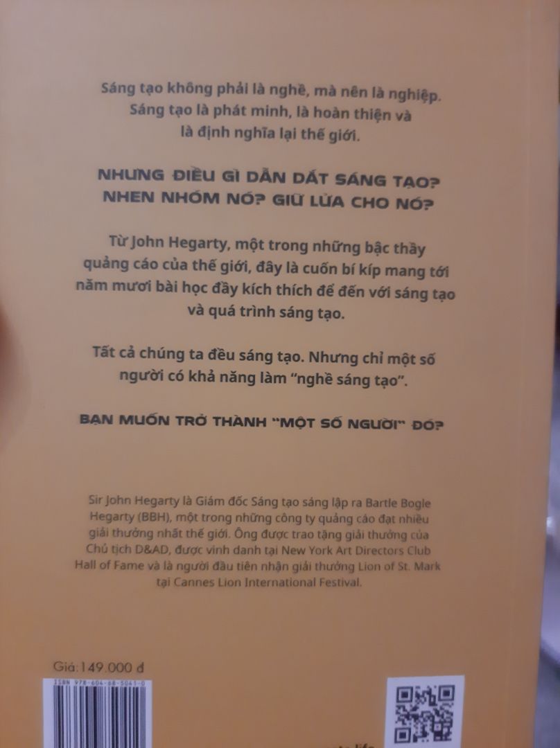 Sách đẹp lắm ạ. Tiki giao siêu nhanh lun. Còn nội dung thì mn tự mua đọc nha :> Vì mình mê anh Sói Ăn Chay nên cuốn nèo mình củm thấy hay hết. Sách này là anh dịch cùng những anh chị khác. Tuy nhiên, sách vừa có nội dung tiếng anh và phần phiên dịch nha. Rất nên mua ạ
