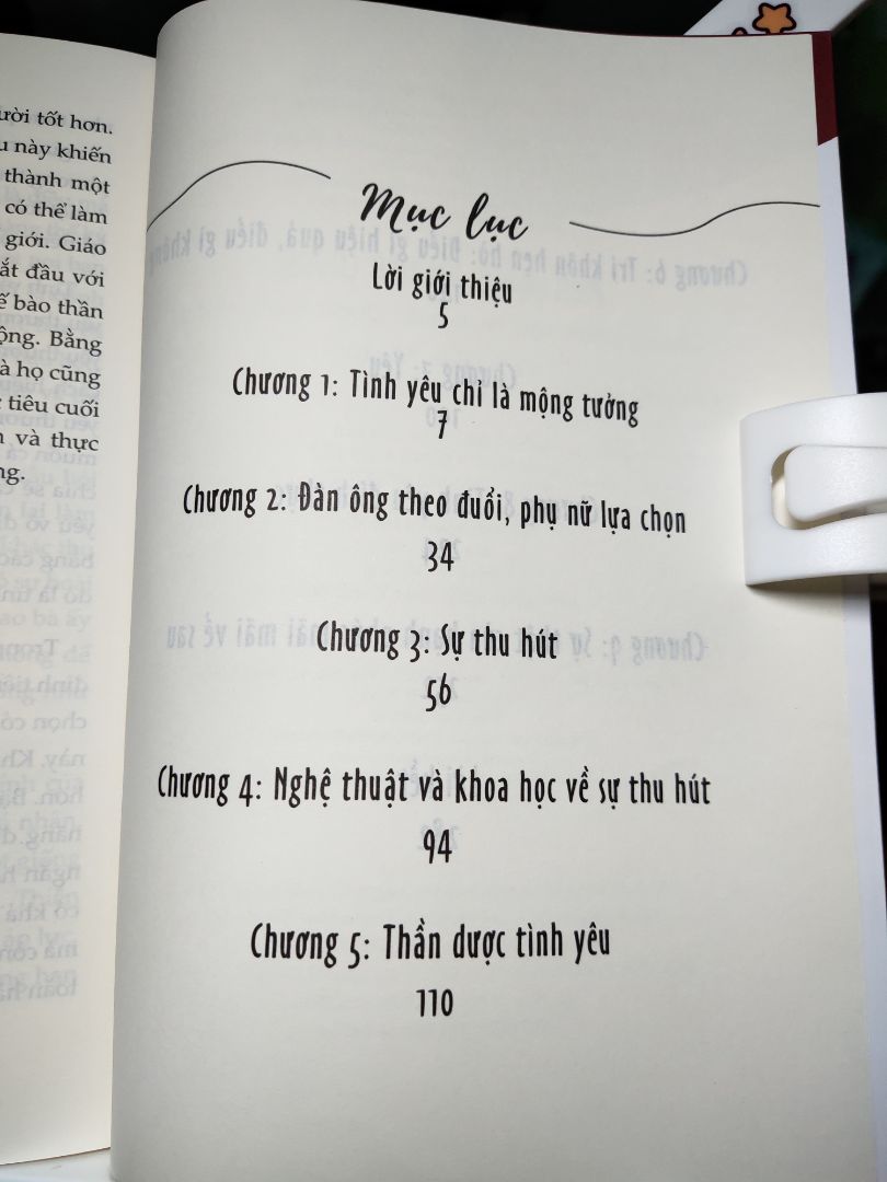 Đây thực sự là cuốn sách về tình yêu khâc biệt nhất mình từng mua. Tình yêu được phân tích dưới góc độ sinh học kèm ví dụ cực kì thuyết phục chứ không như các sách khác là từ 1 câu chuyện thực rồi rút ra kinh nghiệm. Mình đã đọc 1 lèo hết cuốn này trong thời gian cách ly vì quá ư thích thú với cách truyền đạt mới mẻ của tác giả. Bạn nào thích các kiến thức sinh hoá thì nên mua nha, rất đáng đó. Đây thực sự là cuốn sách về tình yêu khâc biệt nhất mình từng mua. Tình yêu được phân tích dưới góc độ sinh học kèm ví dụ cực kì thuyết phục chứ không như các sách khác là từ 1 câu chuyện thực rồi rút ra kinh nghiệm. Mình đã đọc 1 lèo hết cuốn này trong thời gian cách ly vì quá ư thích thú với cách truyền đạt mới mẻ của tác giả. Bạn nào thích các kiến thức sinh hoá thì nên mua nha, rất đáng đó.