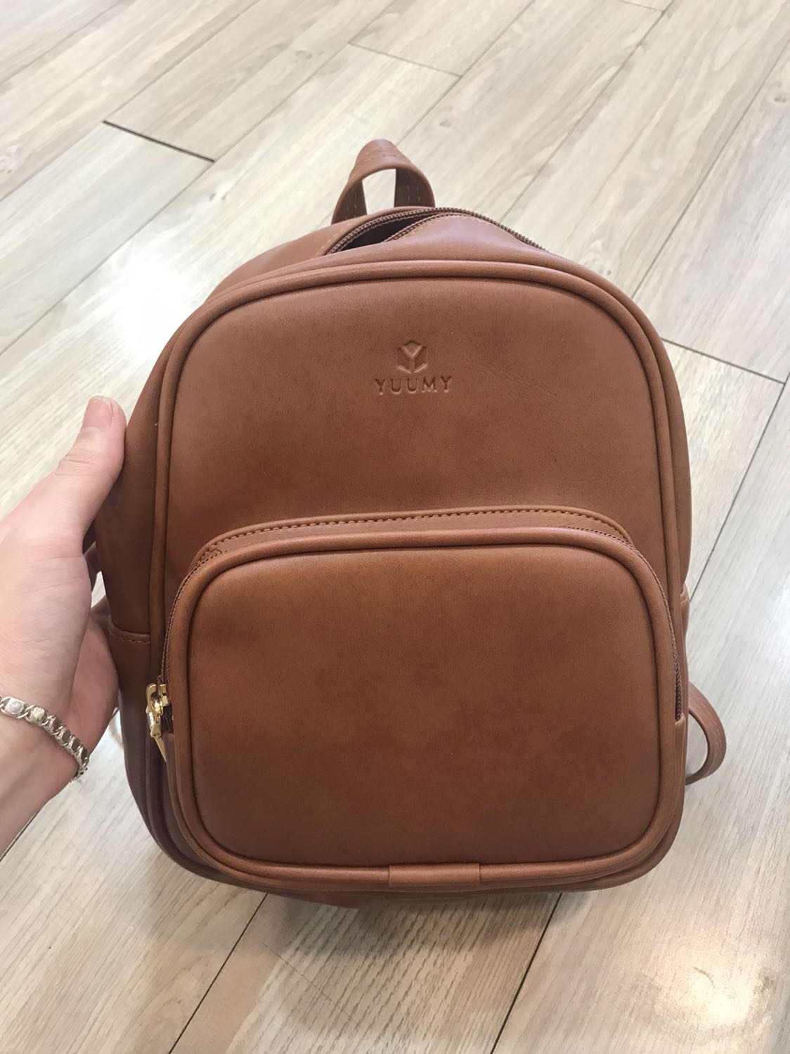 sản phẩm đẹp lắm shop ơi , balo ngăn rộng đựng được nhiều đồ ạ , màu đẹp lắm luôn , sẽ luôn ủng hộ shop nhiều hơn ạ