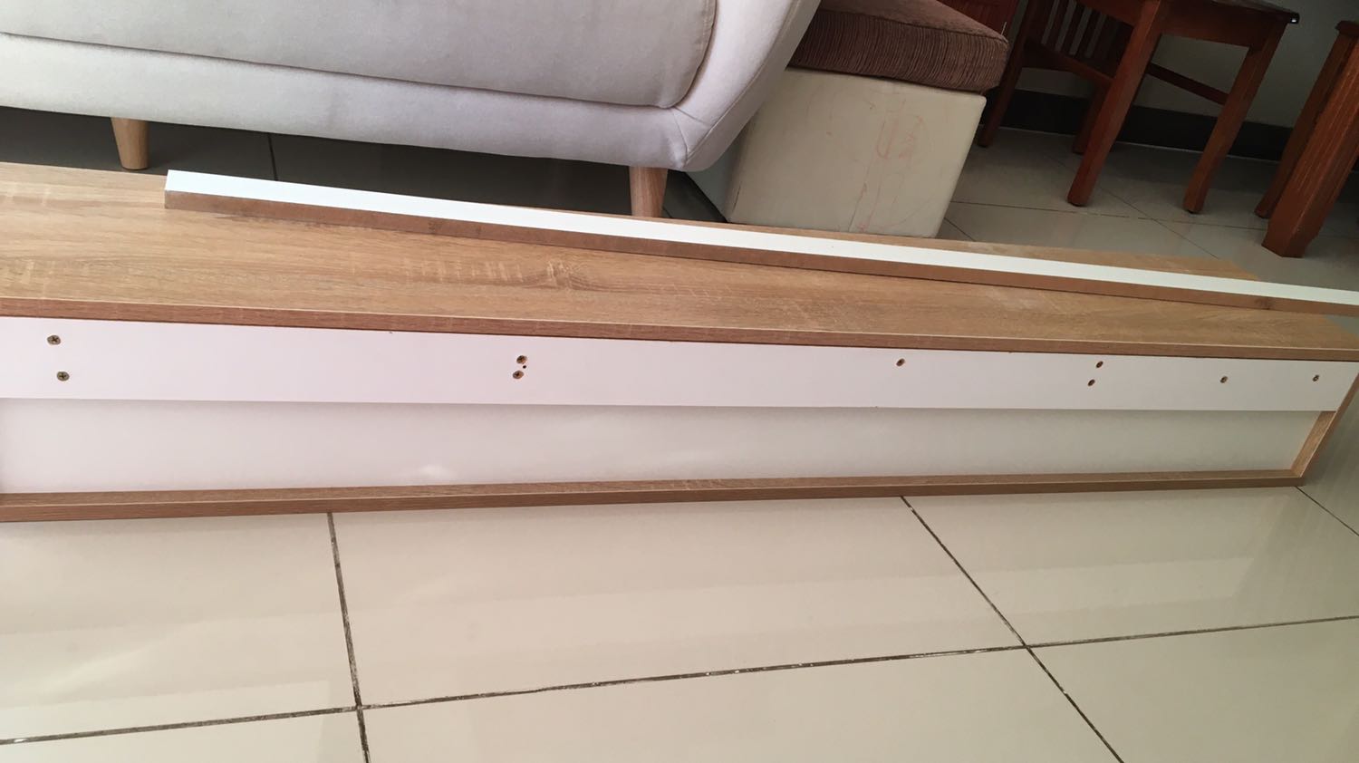 Hôm nay mình mới nhận sản phẩm, hàng tương đối ổn nhưng mình có mấy chỗ thắc mắc:
1. Không có giấy hướng dẫn treo lên tường
2. Shop có giao 1 thanh gỗ đc dán băng keo phía sau, mình ko biết thanh gỗ này để làm gì
3. Không có lỗ khoan ở mặt trên để luồng dây điện như trong hình quảng cáo thì có
4. Kệ treo tường thường thì mặt hậu sẽ ko có, khoan sẵn lỗ chứ nhỉ, còn sản phẩm mình nhận có mặt hậu như hình thì treo làm sao ta

Nhờ tiki nhắn shop hướng dẫn mình với.
Cảm ơn nh