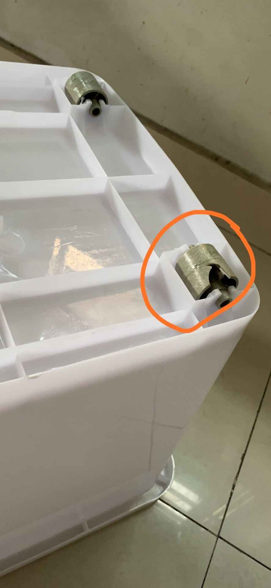 Mình đi công tác nhờ người nhà nhận hộ sản phẩm. lúc về thì thấy sản phẩm lỗi như hình. Tuy nhiên do đã quá 48g nên tiki ko xử lý đổi trả được. Khá thất vọng khi buộc phải sử dụng sản phẩm lỗi này.