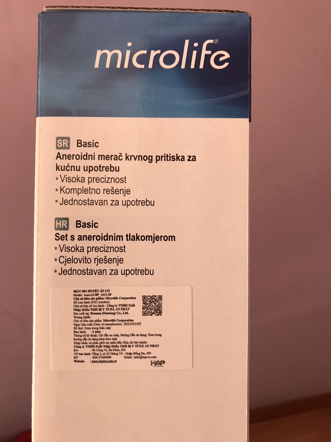 Có tặng kéo y tế siêu bé xinh, máy cũng OK nhưng so với Model này mình mua 5 năm trước thì kém hơn.