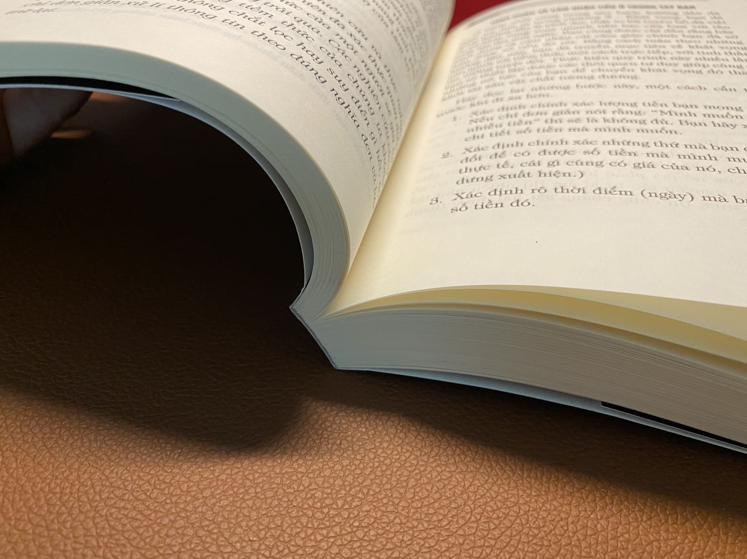 Sách được đóng gói từ tiki và còn mới nguyên ít bị cong vênh mép do tiki đóng sách vào hộp khá rộng.
Nội dung sách được dịch giả viết dễ hiểu và lồng vào những ví dụ thực tế ngoài cuộc sống vào từng chương của sách. Mình cũng đọc qua cuốn 13 nguyên tắc của Napoleon Hill nhưng quyển này viết thêm 3 nguyên tắc và phù hợp với thế kỷ hiện nay.
Quyển này sẽ dành cho những ai đã và chưa đọc "Think and Grow Rich" - Napoleon Hill phiên bản cũ.
Quyển sách này xứng đáng có trong mỗi tủ sách của mỗi người !