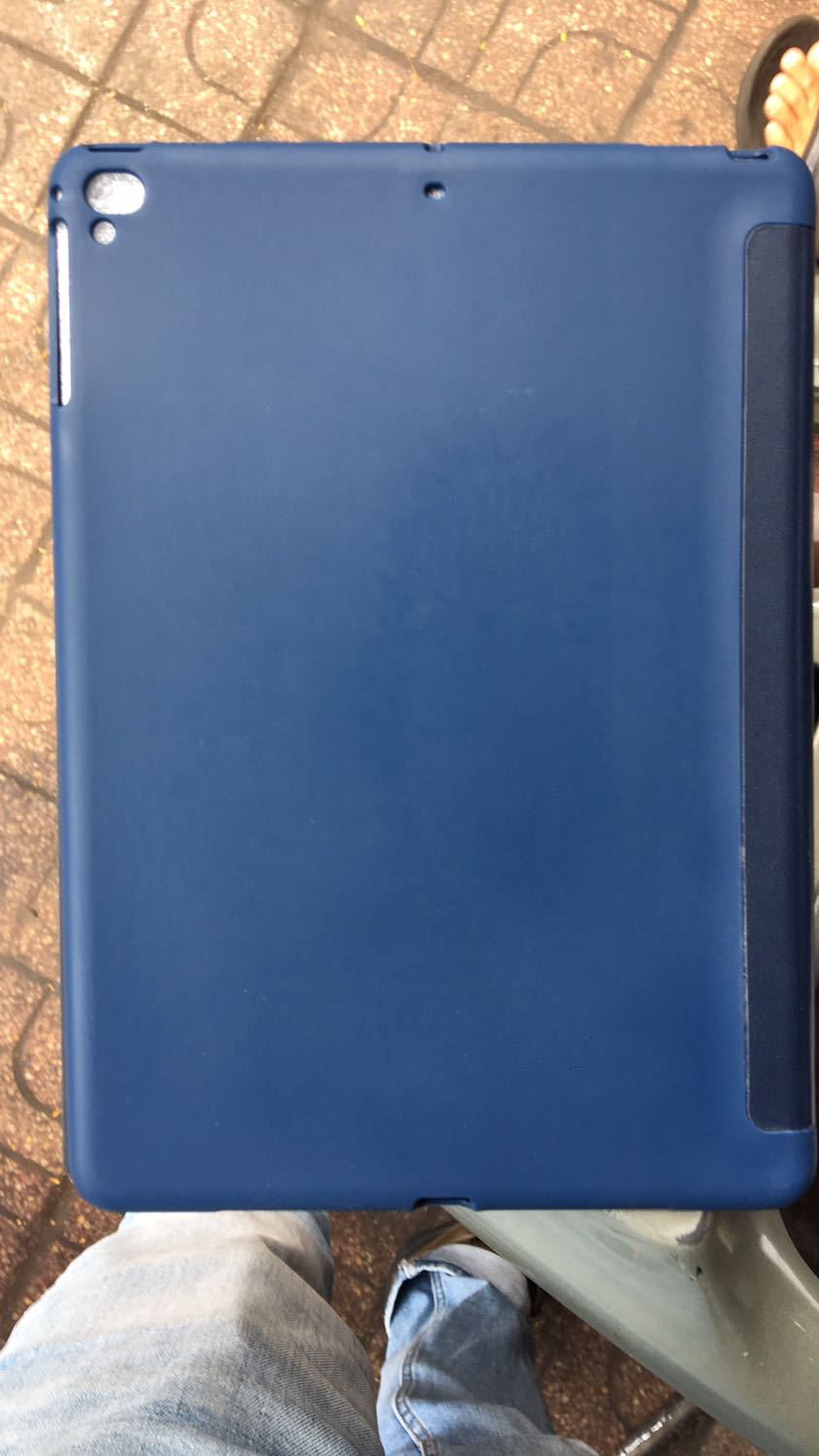 Đã nhận hàng và thanh toán, do vội nên không mở ra kiểm tra trước khi nhận.

Màu thân và màu nắp hoàn toàn khác nhau, không cùng màu xanh đen.

Hàng này shop khác trên tiki bán 225.000, rẻ hơn 95.000 so với Kifa365. Chọn Kifa vì tin vào mô tả hàng hoá và độ uy tín trên Tiki.

Đề nghi Tiki xem lại nhà cung cấp này.