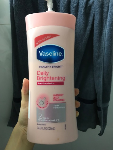 Mình hay dùng loại này, chất không đặc cũng không lỏng, mùi thơm nhẹ, thấm nhanh, không bị nhờn rít. Dùng hàng ngày kết hợp với tẩy tế bào chết kiên trì thì cũng có trắng lên đấy ạ. Trước hay mua bên *** mà giờ tìm được trên Tiki hay quá, giao liên trong 2h luôn. Dùng hết mình sẽ quay lại ủng hộ tiếp. Cảm ơn shop