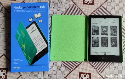 Shop đóng gói và gửi hàng nhanh. Đặt chiều hôm trước, sáng hôm sau đã nhận được. Máy đọc sách Kindle paperwhite 5 bản kid nên có 1 năm tài khoản truy nhập miễn phí kho sách và audible của Amazon kids, được kích hoạt ngay sau khi đăng nhập. Theo thông tin thì bản kid giống hệt bản cơ bản nhưng có thêm tài khoản truy cập kho Amazon kids 1 năm, có thêm Cover chính hãng cùng với 2 năm bảo hành của hãng. Cover chính hãng đã đóng sẵn cùng máy để trong hộp còn nguyên seal. Cả máy và cover hơn 300 g nên cầm khá nặng tay. Cover nhẵn nên tay có mồ hôi sẽ cảm giác hơi trơn. Mặc dù chỉ lớn hơn bản trước 0.8 inch, màn hình 6.8 inch cảm giác lớn hơn màn hình 6 inch nhiều. Máy đã hỗ trợ đọc file epub. Hy vọng chính sách bảo hành và hậu mãi của shop tốt.