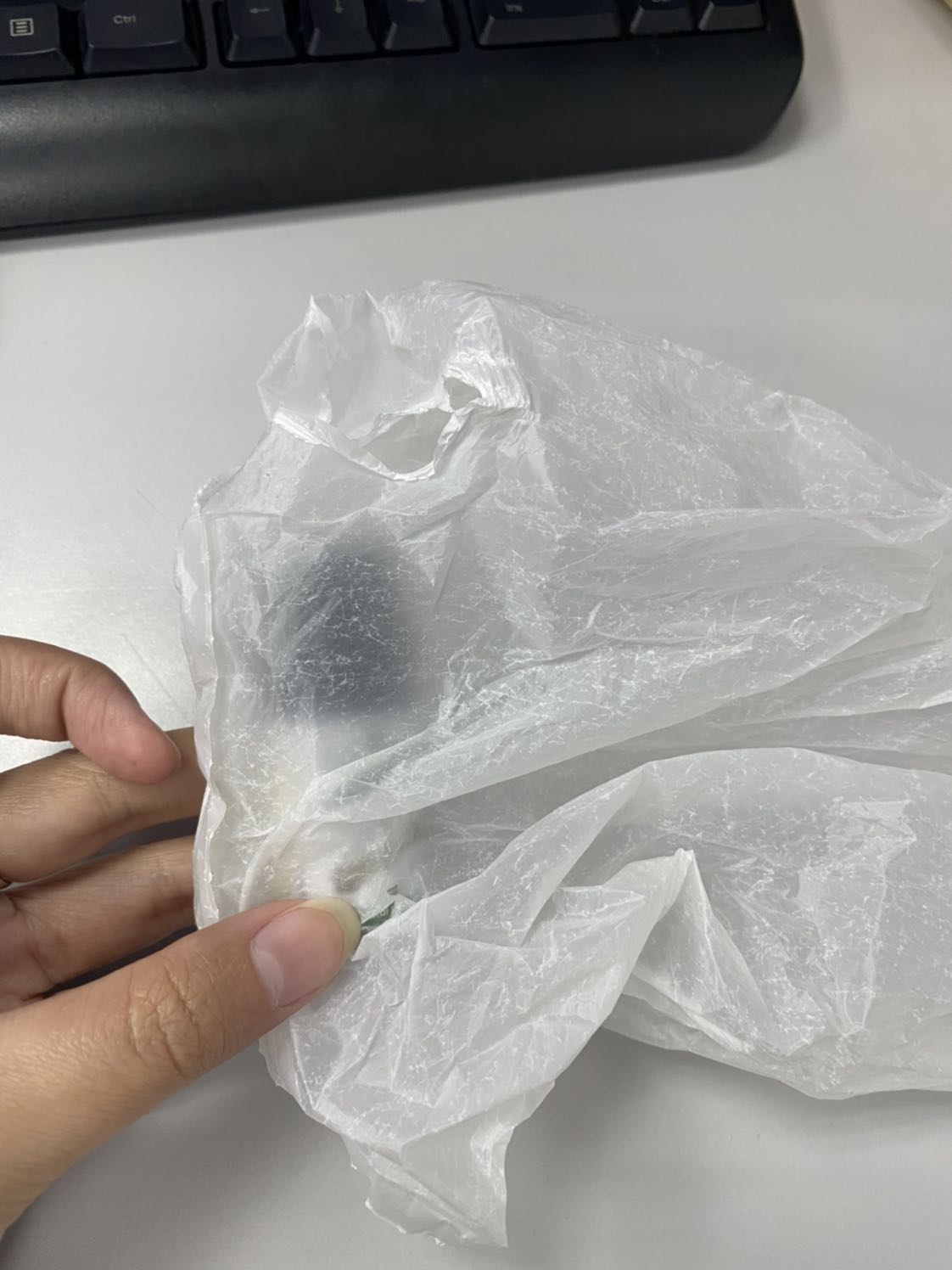 Tiki vui lòng xem xét lại vấn đề hàng hoá trước khi giao cho khách. Hàng giao cho mình được bỏ vô bịch, ko có hộp của sản phẩm, trên thân chai thì lại dán miếng keo ***, mở ra thì thấy date sx năm 2018!!!!