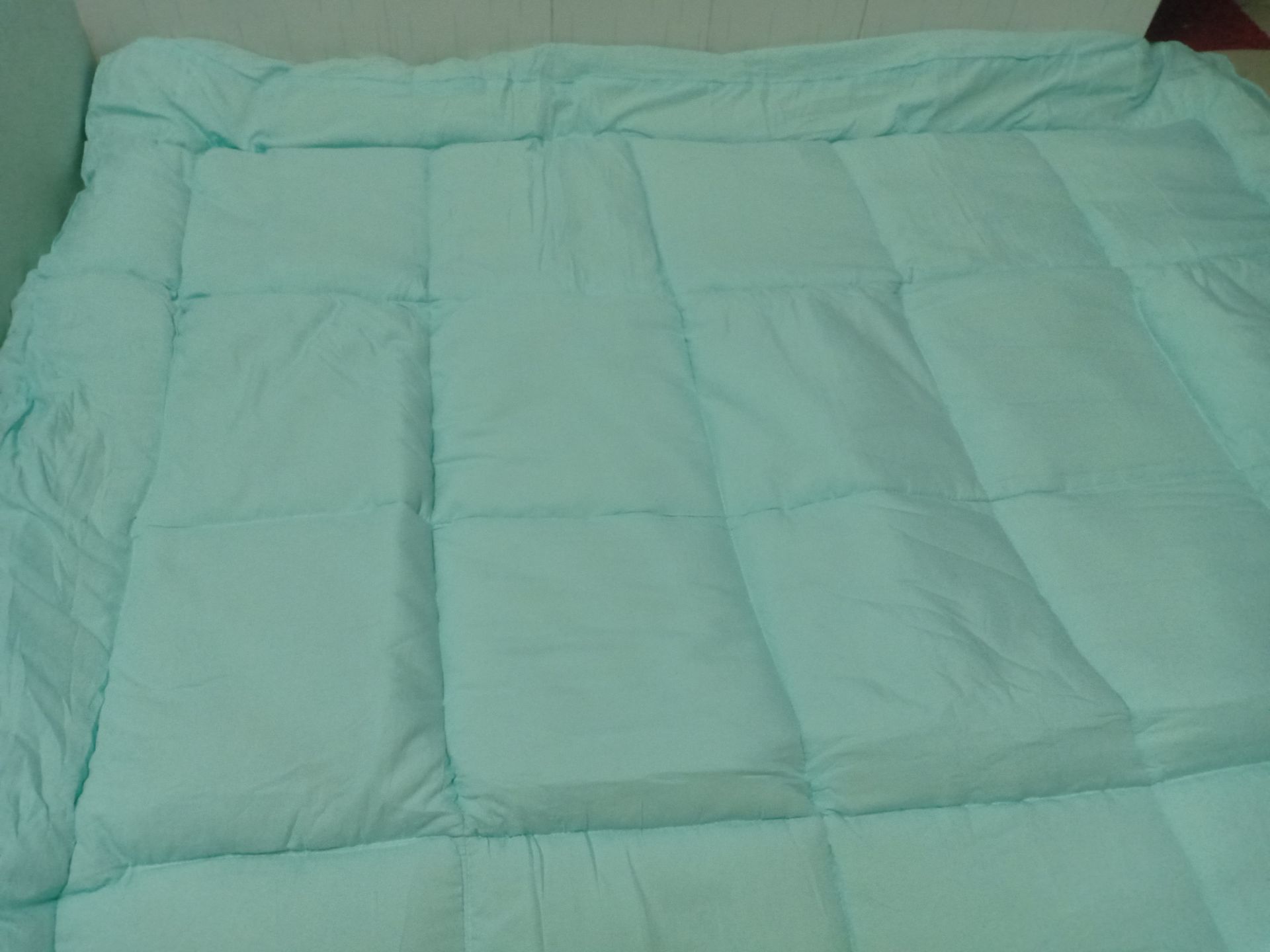 Đặt màu xanh ngọc, màu hơi sáng hơn so với tưởng tượng. Topper cũng không căng phồng như trong ảnh minh họa. Giao đúng kích thước đặt. Nằm cũng vừa êm thôi.