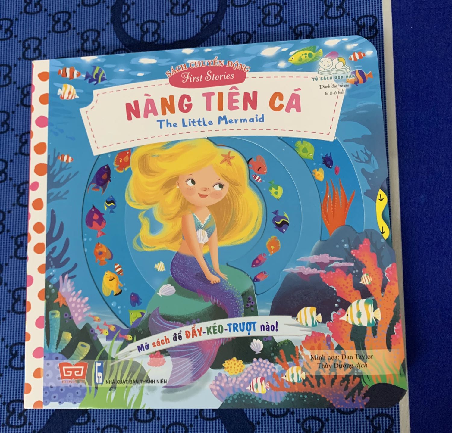 Sách đẹp, màu sắc bắt mắt, bé 2-10 tuổi đều thích. Nhưng nội dung siêu đơn giả do có 5 trang, ít chữ. Phụ huynh phải thêm thắt khi kể chuyện, chỉ hình ảnh