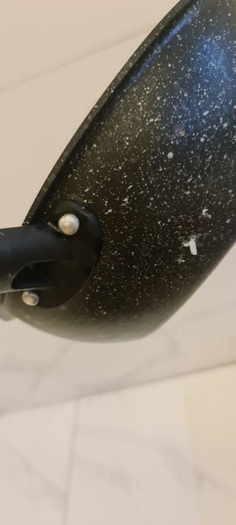 Chảo nhỏ size 18(hay 20) nhé mn,đọc kỹ ko lại nhầm tưởng chảo to vì hình chụp trông to.Chất lượng hoàn thiện tốt.Nhưng dẫn nhiệt lém hơn so với nồi bình thường nhà đamg đun.Giá hơn 200k đắt hơn chảo  Elmic cùng kích cỡ đang bán 130k Hy vọng chảo vân đá sẽ bền hơn.Nồi lock bên cạnh phủ đá dùng sướng