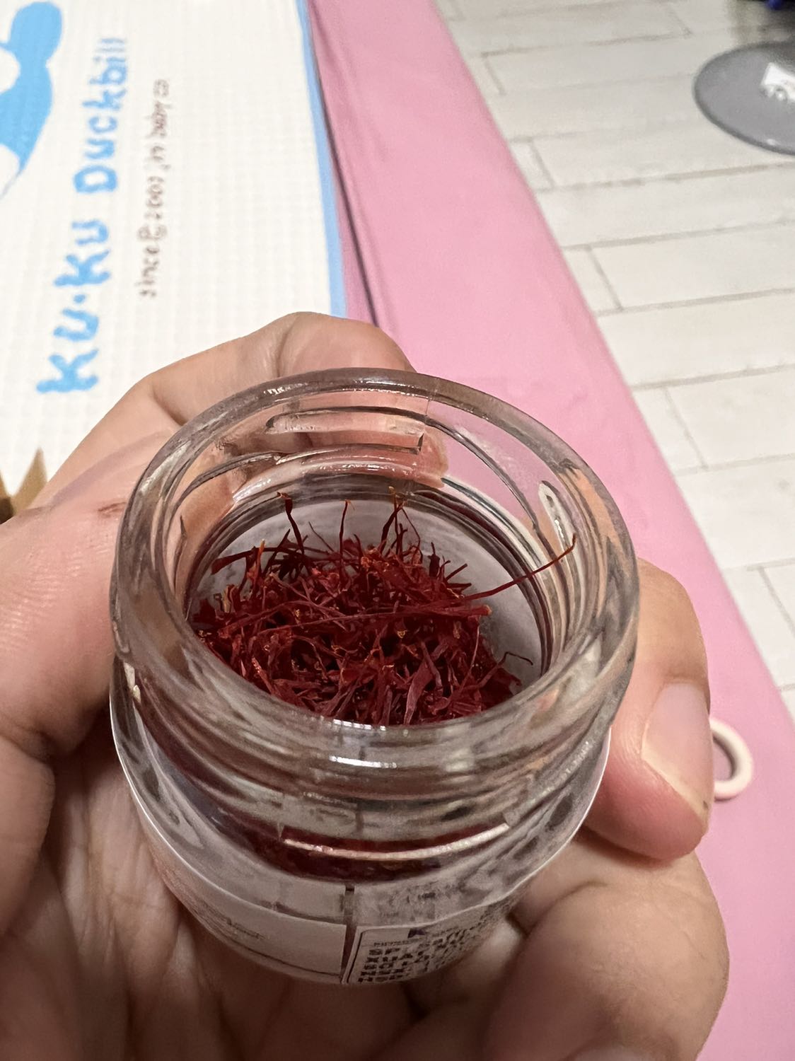 Giao hàng nhanh. Kèm đủ đúng quà tặng. Có thông tin rõ ràng. Nhưng dùng mới biết đc chất lượng. Giá thì đắt hơn thị trường nhưng mo hộp có mùi thơm. Ngâm nước có màu vàng. Nhưng lúc đầu hok đều, mà lắng xuống đáy chai phần trên nuoc trong. Nhụy tương đối hok bị nát lắm, nhưng hok to.