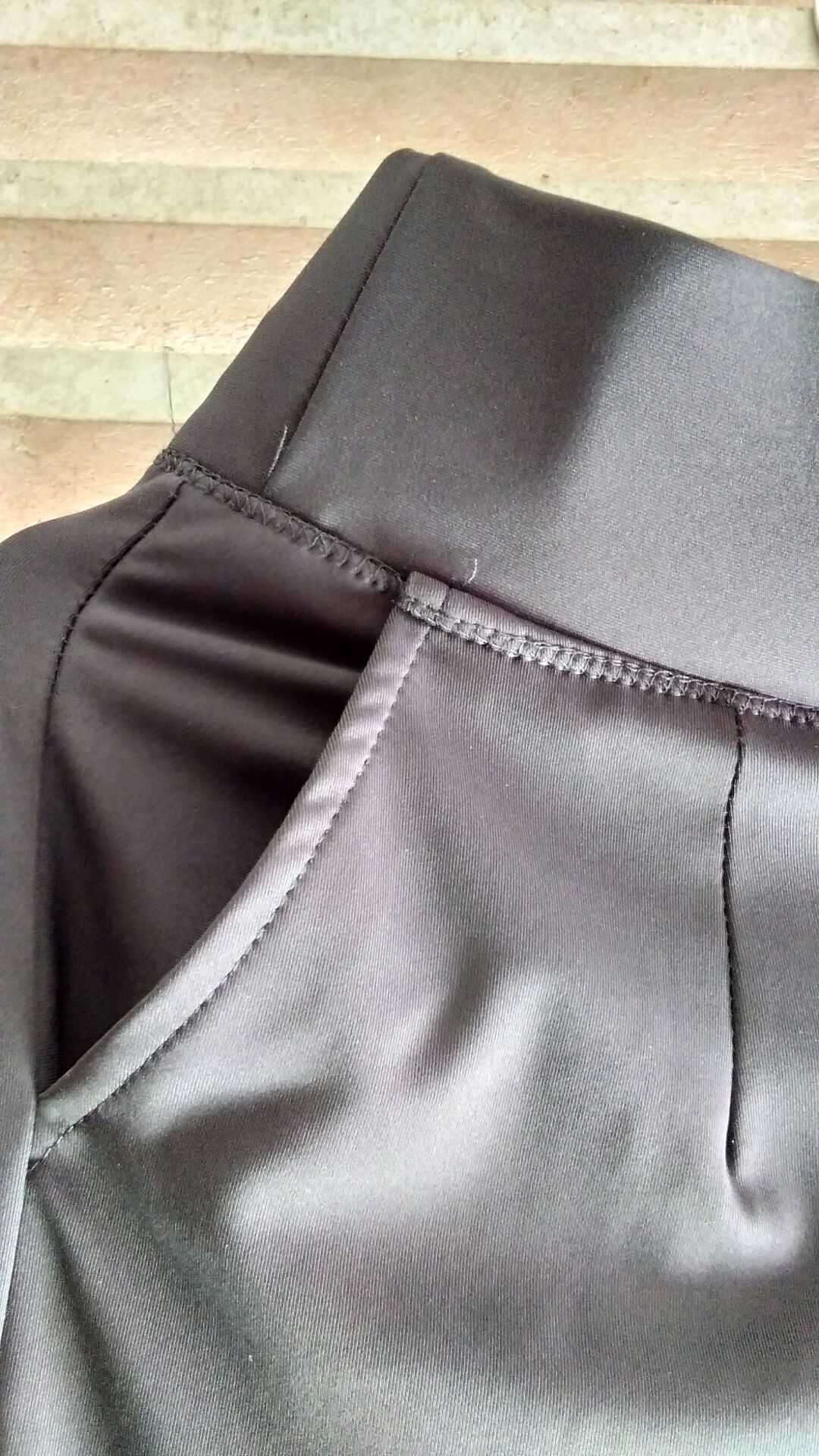 Thất vọng khi nhận được hàng. Chất liệu vải như thun lạnh, co giãn nhiều, ống quần không đứng như hình, nhìn như ống loe và bị dúm đường may. Đường may không cẩn thận. Tính mua thêm một số sản phẩm trên shop và Tiki nữa, nhưng như vầy thì phải xem lại.