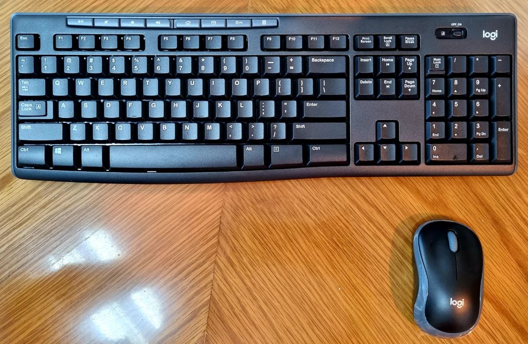 Bàn phím và chuột chuẩn, xài rất tốt. Đặc biệt bàn phím rất êm, cảm giác đánh máy chân thật và thoải mái. Tuy nhiên giao hàng chậm hơn kế hoạch làm tôi phải chờ qua Tết mới nhận đc hàng.