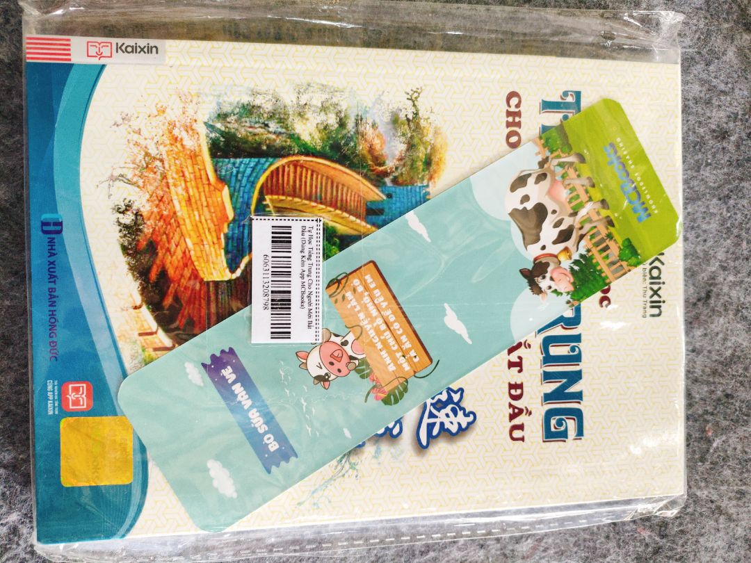 Sách rất đẹp, nội dung mạch lạc, từ vựng và mẫu câu đơn giản thông dụng có kèm theo phiên âm rất dễ đọc, phù hợp cho người mới bắt đầu. Mọi người có thể cân nhắc để mua cuốn này nhé, hy vọng chia sẻ có ích với mọi người.