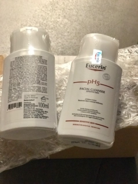 sữa rửa mặt Eucerin pH5 thật sự dịu nhẹ, phù hợp da khô, rửa thật sạch mà không bị kích ứng. Sản phẩm chính hãng, hạn dùng còn xa. Shop đóng gói rất kỹ. Mua hàng trên Tiki yên tâm về chất lượng, giá tốt, giao hàng nhanh. sữa rửa mặt Eucerin pH5 thật sự dịu nhẹ, phù hợp da khô, rửa thật sạch mà không bị kích ứng. Sản phẩm chính hãng, hạn dùng còn xa. Shop đóng gói rất kỹ. Mua hàng trên Tiki yên tâm về chất lượng, giá tốt, giao hàng nhanh.