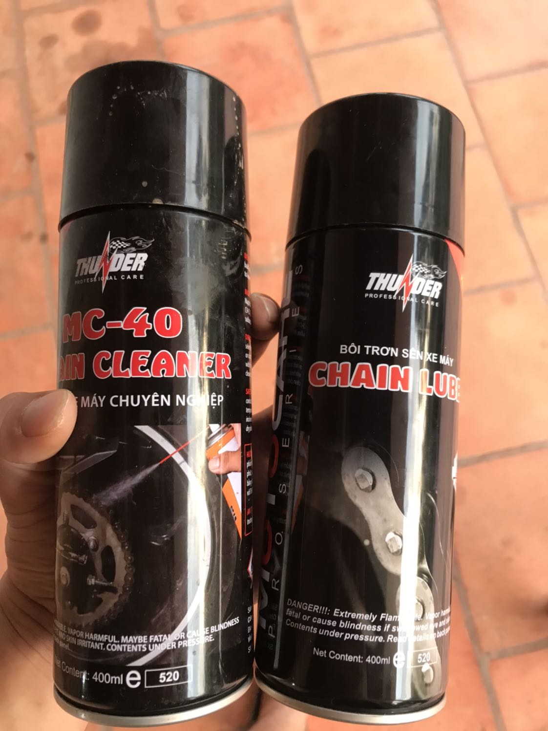 Tiki giao hàng nhanh, đống gói kỉ.                                   Còn chất lượng sản phẩm thì chai vệ sinh sài cũng tạm ổn,còn chai dưỡng thì quá thất vọng!mặc dù tôi đã xịt rất ít rồi còn để qua 1 ngày,1 đêm nhưng nước dưỡng vẫn ko khô nổi chạy văng tùm lum.