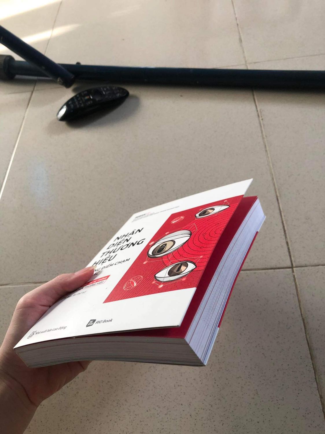 KHÔNG CHẤP NHẬN ĐƯỢC CÁCH LÀM VIỆC CỦA TIKI
Đơn này mình đặt từ 15/9 !!! Mà đến hôm nay 2/11 mình mới nhận được hàng. Mình liên hệ huỷ vô số lần thì ko dc. Xong cũng không 1 lời xin lỗi!!! Liên hệ nvien tư vấn cũng chăng có. Sao mua tiki nữa để tình trạng thế này