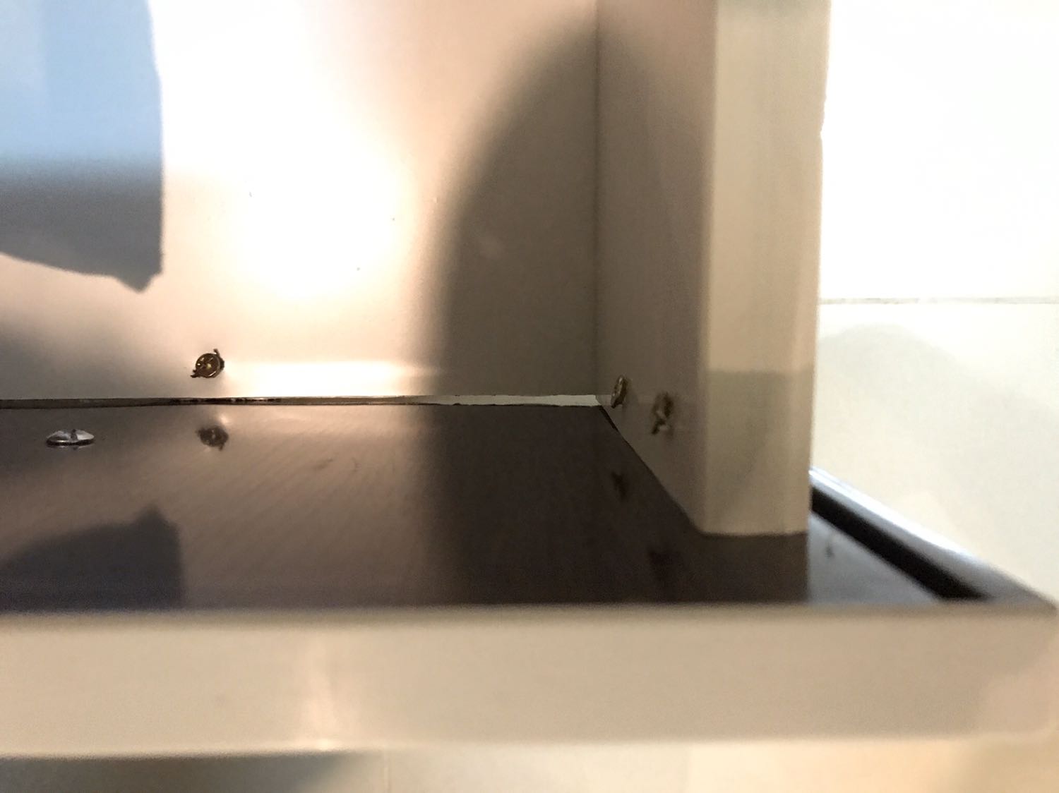 Mới nhận được hàng lúc trưa, mới dùng đến tối thì có mấy vấn đề như sau: 
- Giao hàng trễ so với dự kiến 3 ngày. 
- Ngăn kéo mới kéo vài lần đã bung luôn thanh lề phía bên phải như hình. 
- Không khít, bị hở nhiều như hình. 
Mong tiki có phản hồi về sản phẩm.