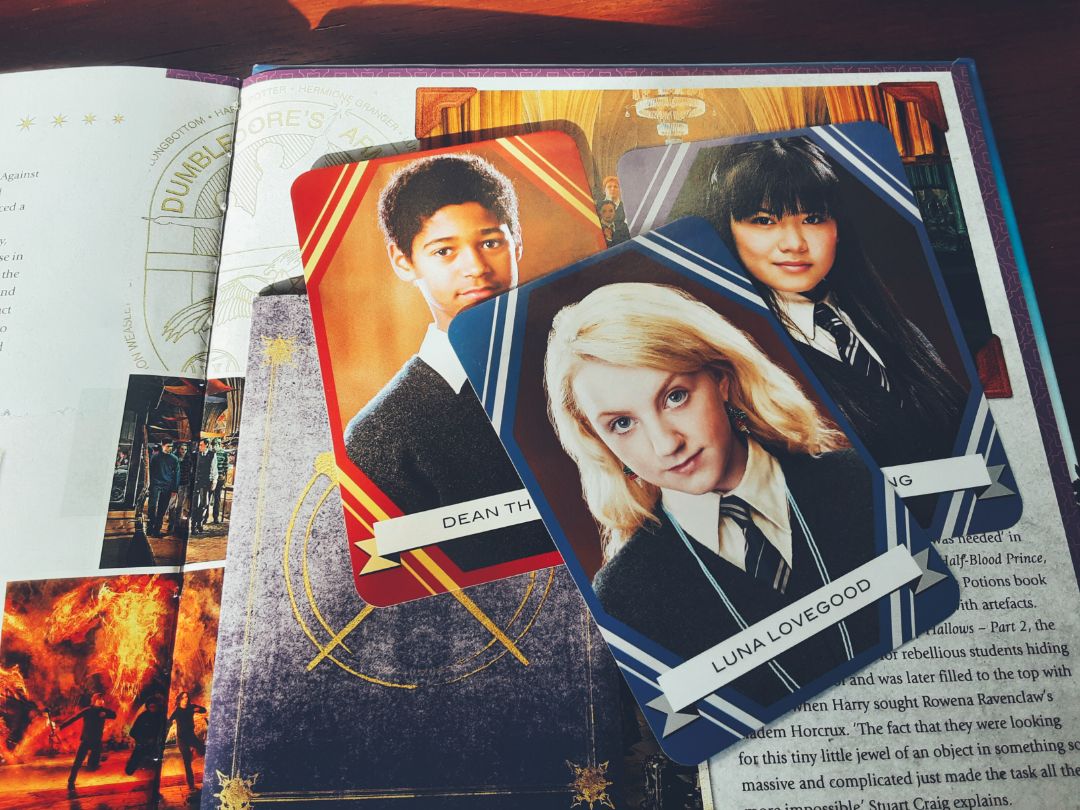 Sách đẹp, tốt, thơm. Lúc đầu mới mở ra thì mình kiểu bất ngờ vì còn sách còn đi kèm những thứ như hình dán, thư, bản đồ,...Tóm lại là bạn nào là fan của Harry Potter thì siêu recommend 👌👌 nha, không làm mọi người thất vọng đâu