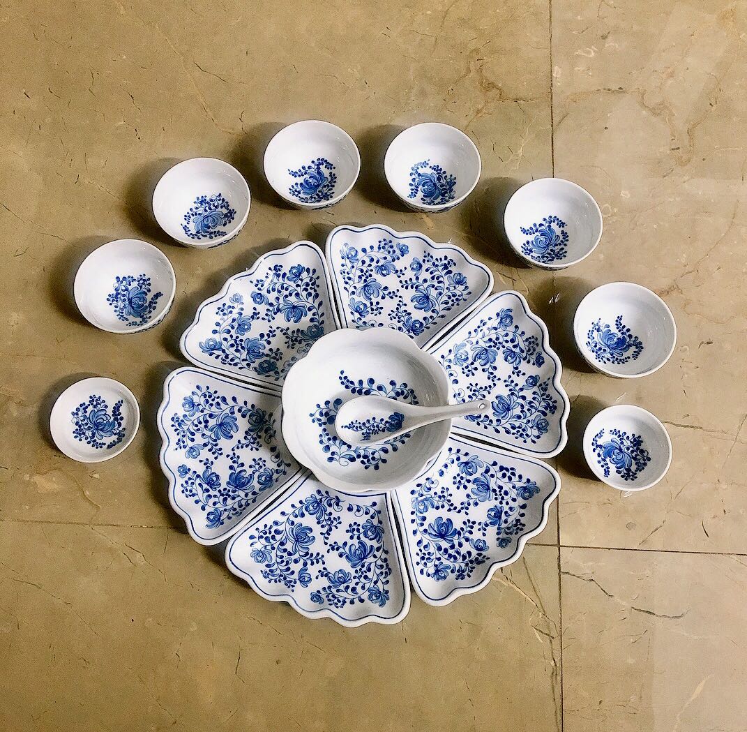 1 chiếc bát ăn cơm bị lỗi (nốt ruồi đen) như ảnh.
Ngoài ra, lúc đầu, bên vận chuyển ko cho mình kiểm tra hàng, mình phải nói mạnh là “nếu ko cho kiểm tra hàng mà nếu hàng vỡ bên trong thì sau khi nhân viên vận chuyển rời đi, ai sẽ là người chịu trách nhiệm? Nếu ko cho kiểm tra hàng là những đồ dễ vỡ như này thì mình ko nhận hàng nữa! Vô lý đùng đùng ra ý!”

Thế là bên vận chuyển đương nhiên phải cho mở hàng ra kiểm tra. Cũng may là ko bị vỡ mấy chiếc như khi mình mua hàng của Baya và bây giờ đòi cả tháng họ ko trả!!! Các bạn cũng yêu cầu kiểm tra kỹ nhé! 

Còn lại, về cơ bản thì hàng bọc kỹ, ko lỗi, hoa văn đẹp như ảnh munhf chụp.

Nếu bát ko bị nốt ruồi thì đã cho shop 5 sao ngay rồi! Lần sau shop đừng giao hàng lỗi cho ai nữa nhé! Cảm ơn shop!