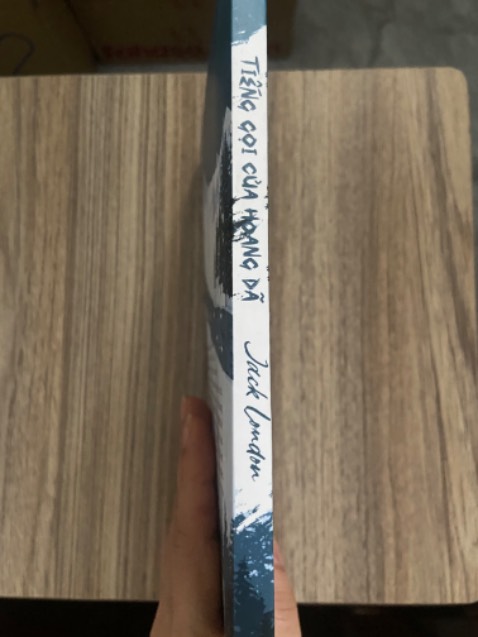 Sách giá bìa 50k nên không được bọc seal, chỉ sai chính tả 1-2 chỗ, bị phai mực nhiều chữ theo dòng, một vài chỗ dính bẩn ít. 
   Văn phong dễ đọc, lối viết hấp dẫn khiến người đọc như đang thực sự chìm vào thế giới băng tuyết hoang dã đầy hiểm nguy ở Alaska. Qua tác phẩm, tác giã đã khắc họa sống động cuộc sống mạo hiểm gian truân của cuộc hành trình phương Bắc của Buck và các chú *** khác khi phải làm *** kéo xe trượt tuyết cho những người đi tìm vàng và đưa thư thế kỷ XX. Từ chú *** cưng của ngài Miller đến tìm về sự hoang dã xa xưa của tổ tiên và đi theo tiếng gọi của loài sói khi đã mất hết liên kết với con người, Buck từ chú *** của thế giới văn minh đã triệt để trở thành thủ lĩnh của bầy sói trong rừng, đánh thức sự hoang dã khát máu xa xưa ẩn náu trong mình. 
    Sách hay, tác phẩm kinh điển đã được chuyển thể thành phim, NXB không biết tại sao lại lấy tên là “Tiếng gọi của hoang dã” mà không phải là “Tiếng gọi nơi hoang dã” như bao người vẫn biết, các đầu sách khác và kể cả phim? Nhưng với 50k là quá rẻ cho một cuốn sách hay thế này nên không dám đòi hỏi gì thêm. Nên mua đọc nhé các bạn!