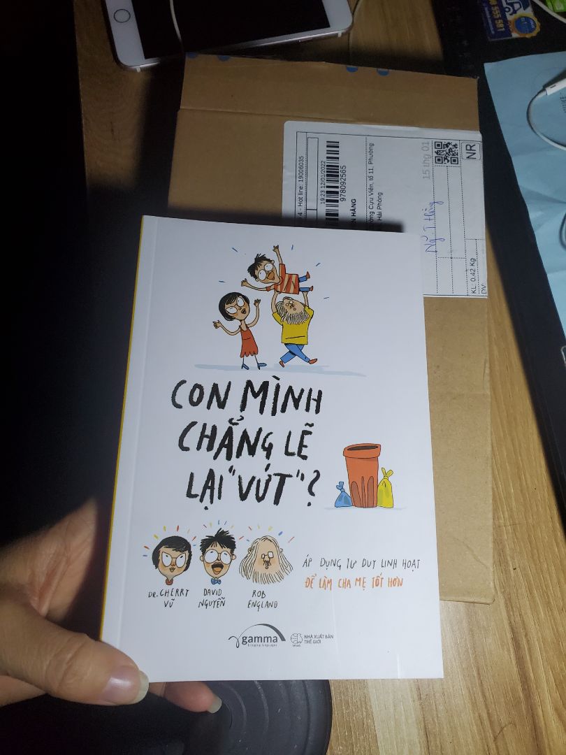 định đọc xong mới đánh giá, nhưng tiki giải hàng nhanh quá, a shiper lại thân thiện nên  vote 5 sao luôn. hộp đẹp tuy ko chống sốc nhưng hên sách ko bị trầy cong chỗ nào. nội dung nghe mn đánh giá ok nên chốt 5 sao luôn